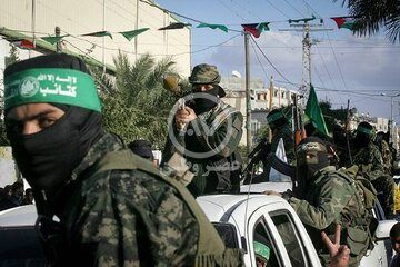 پوشش متفاوت یک زن با تصویری از سردار سلیمانی/ آغاز تجمع مردم تهران در جشن پیروزی جبهه مقاومت +عکس