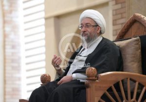آملی لاریجانی: نسل جدید سوال دارد، سوال هم دعوا ندارد/ جوانان را از دین فراری ندهیم