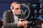 عباس عبدی: به طنز می گویند مقامات اقتصادی را یک دوره آموزشی نزد طالبان بفرستیم /برای تثبیت قیمت ارز یا اسلامی عمل کنید یا علمی!