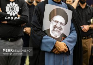 ویدیو / دختران رئیسی و سردار سلیمانی در مراسم تشییع رییس‌جمهور