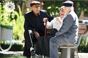 همسان‌سازی حقوق بازنشستگان چرا اجرا نمی‌شود؟/ بازنشستگان: می‌ترسیم باز هم دستمان در حنا بماند