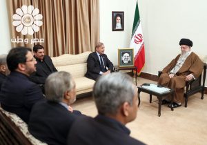 رهبر انقلاب در دیدار با نخست وزیر پاکستان: سفر اخیر آقای رئیسی به پاکستان می‌تواند نقطه عطفی در روابط دو کشور باشد