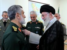 اعطای «نشان فتح» به سردار حاجی‌زاده توسط رهبر انقلاب
