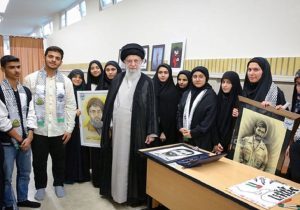 بازدید رهبر انقلاب از نمایشگاه آثار هنرمندان نوجوان