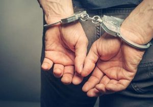 سارقان شیراز با لباس مشکی‌های یگان ویژه و اسلحه‌های پلاستیکی دستگیر شدند