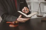 وکالت در تقاطع سنت و مدرنیته/چالش‌های پیش روی شغل وکالت در ایران به قلم رضا ناظری