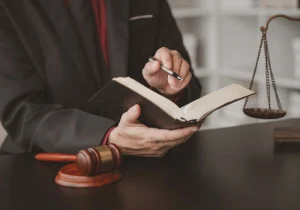 وکالت در تقاطع سنت و مدرنیته/چالش‌های پیش روی شغل وکالت در ایران به قلم رضا ناظری