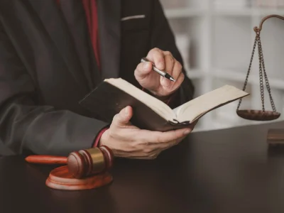 وکالت در تقاطع سنت و مدرنیته/چالش‌های پیش روی شغل وکالت در ایران به قلم رضا ناظری