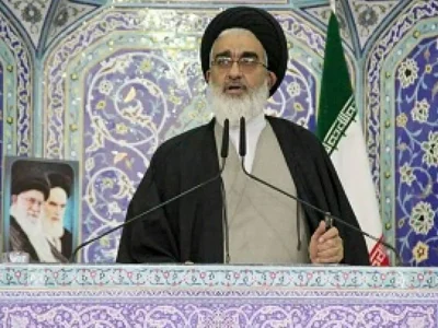 امام جمعه قم: مردم و جمهوری اسلامی ایران هرگز به اسارت مجدد به آمریکا تن نخواهند داد؛ تبدیل دانشگاه‌ها به باشگاه‌های سیاسی سم مهلک است