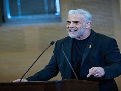 انتقاد لاپید از حمله «سازماندهی شده» نتانیاهو به رسانه‌ها