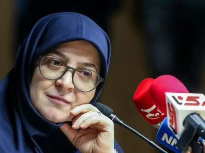 درگیری لفظی دانشجوی بسیجی با یک دانشجو در حضور خانم سخنگو + عکس
