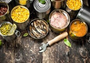 مرگ نهفته در قوطی‌های کُنسِرو؛ شایعه یا واقعیت؟/ غذاهای کنسروی در چه شرایطی کشنده هستند؟/ خطر بوتولیسم در کنسروها چیست؟