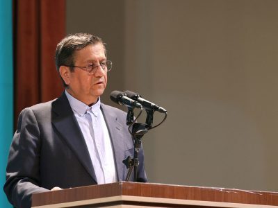 همتی: وقتی از یارانه انرژی حرف می‌زنیم بلافاصله می‌گویند می‌خواهید بنزین را گران کنید؛ شما کاری کردید که قاچاق بنزین به طور وحشتناکی اتفاق بیفتد، کدام عقل سلیمی این کار را می‌کند؟ / به ما می‌گویند نرخ ارز نیما را به آزاد نزدیک می‌کنید و تورم ایجاد میکنید، الان تورم ۳۳ درصد است، سال گذشته که نیما را سرکوب کردید ۵۲ درصد بود