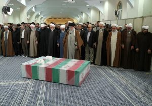 اقامه نماز رهبر انقلاب بر پیکر دو قاضی شهید/ تجلیل از شهیدان رازینی و مقیسه