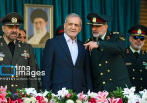 رئیس‌جمهور در میان وزیر دفاع سابق و فرمانده کل نیروی انتظامی ایستاد +تصاویر