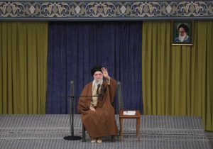 عکسی از آیه معنادار نصب‌ شده در بیت رهبری