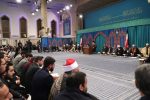 دیدار شرکت‌کنندگان مسابقات بین‌المللی قرآن کریم با رهبر انقلاب/ نوای «حب الحسین» در حسینیه امام خمینی(ره)