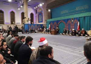دیدار شرکت‌کنندگان مسابقات بین‌المللی قرآن کریم با رهبر انقلاب/ نوای «حب الحسین» در حسینیه امام خمینی(ره)