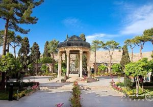 آسمان فارس صاف ، گاهی ابری همراه کاهش محسوس دما