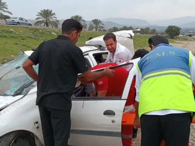 امدادرسانی به خودرو واژگون شده در جاده کنارتخته فارس