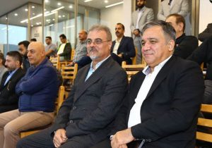اعتراض دوباره طرفداران استقلال به  مدیرعامل در ورزشگاه آزادی