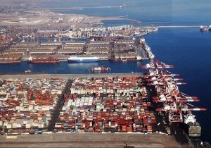 خروج کامیون‌ها از بندر شهید رجایی در حال انجام است