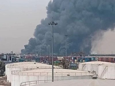 سازمان بنادر: اطفای حریق با همه امکانات در حال انجام است