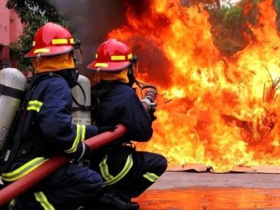 آتش سوزی بازار کازرون مهار شد