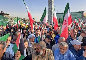 ادای احترام ملت به شهدای خدمت در میدان امام حسین (ع)