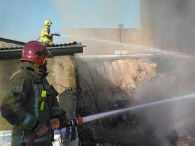 اطفای حریق کارخانه رنگ و مواد شیمیایی در شهرک صنعتی شیراز