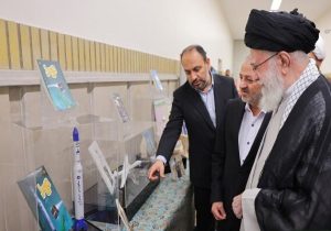 بازدید رهبر انقلاب از نمایشگاه «همه با هم برای ایران برای مدرسه»