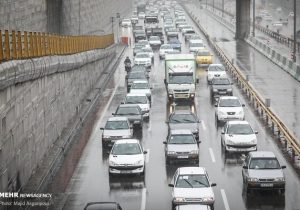 ترافیک سنگین در محورهای مواصلاتی؛ بارش باران در جاده‌های ۲ استان