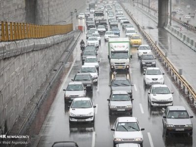 ترافیک سنگین در محورهای مواصلاتی؛ بارش باران در جاده‌های ۲ استان