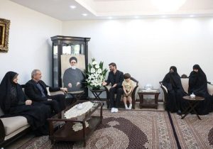 دیدار پزشکیان با خانواده امام جمعه فقید تبریز و سرتیم حفاظت شهید رئیسی