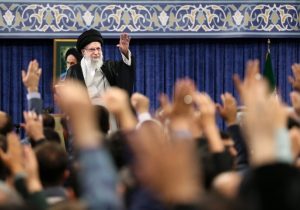 رهبر انقلاب: شهید رئیسی خود را از مردم برتر نمی‌دانست