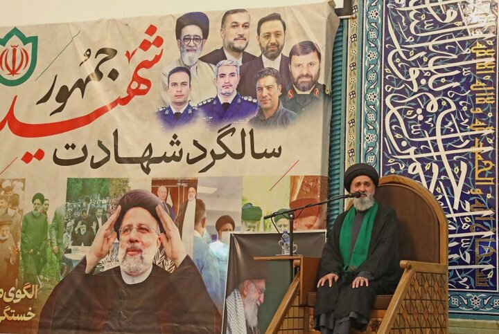 شهید رئیسی مقابل مردم فروتن و دربرابر دشمنان و زیاده خواهان استوار بود شهید رئیسی مقابل مردم فروتن و دربرابر دشمنان و زیاده خواهان استوار بود