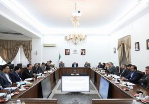 عارف: باید موانعی را که بر سر راه تولید است با سرعت بیشتری برطرف کنیم